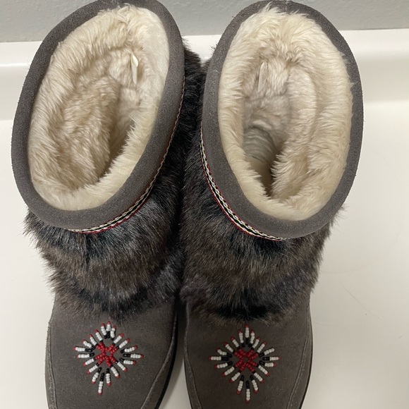 Minnetonka size 8 Grey suede beaded ankle boot - Picture 3 of 5